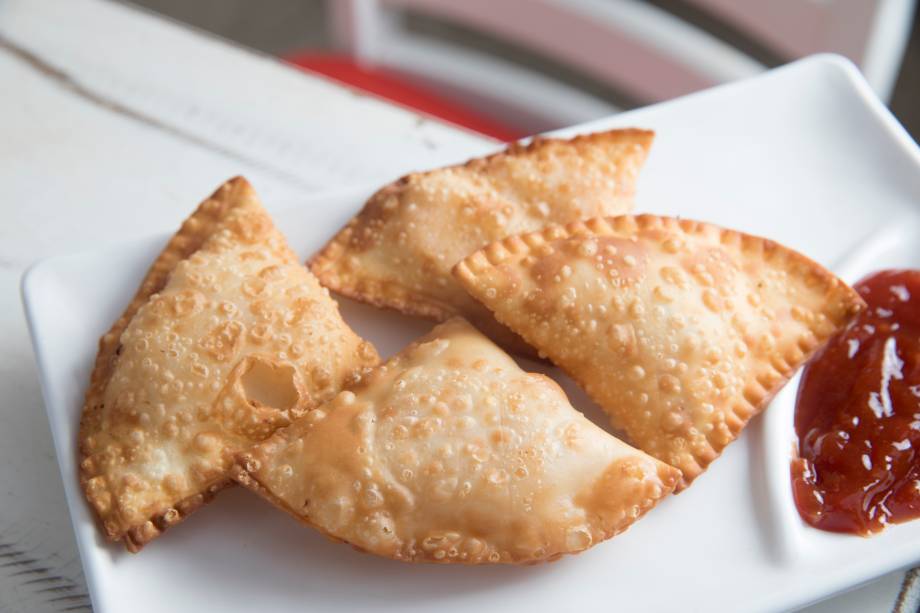 Minipastéis de camarão com catupiry ao molho de goiaba apimentado Minipastéis de camarão com catupiry ao molho de goiaba apimentado