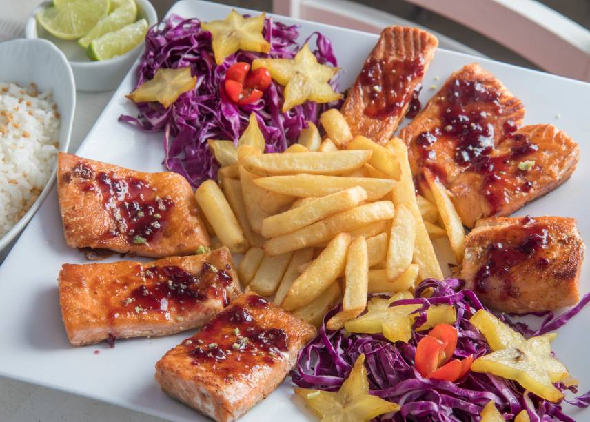 Salmão grelhado com molho de amora e limão, arroz de alho torrado, batata canoa e saladinha de tomate-cereja