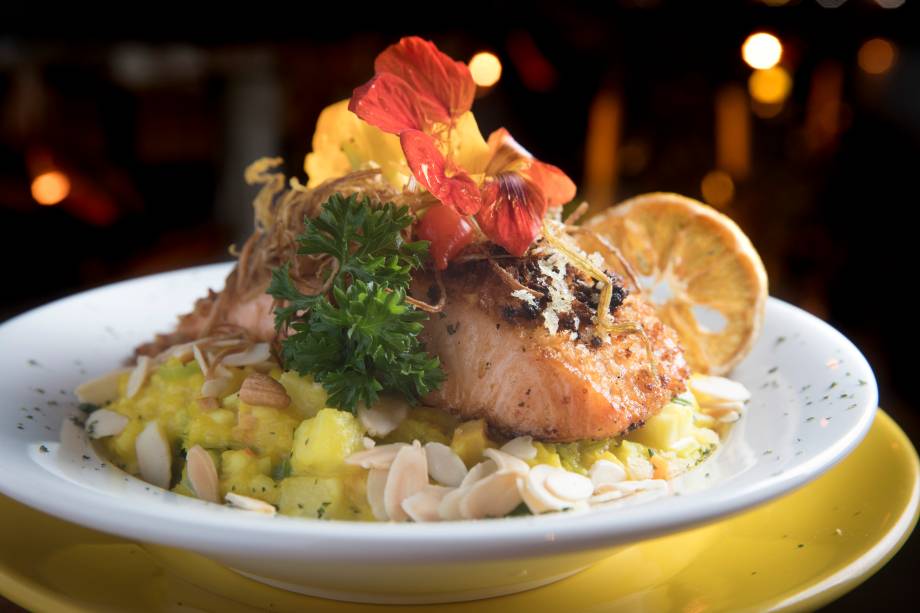 Risoto de abacaxi, amêndoas e aspargos no açafrão com salmão grelhado em crosta de limão-siciliano e palha de alho-poró Risoto de abacaxi, amêndoas e aspargos no açafrão com salmão grelhado em crosta de limão-siciliano e palha de alho-poró