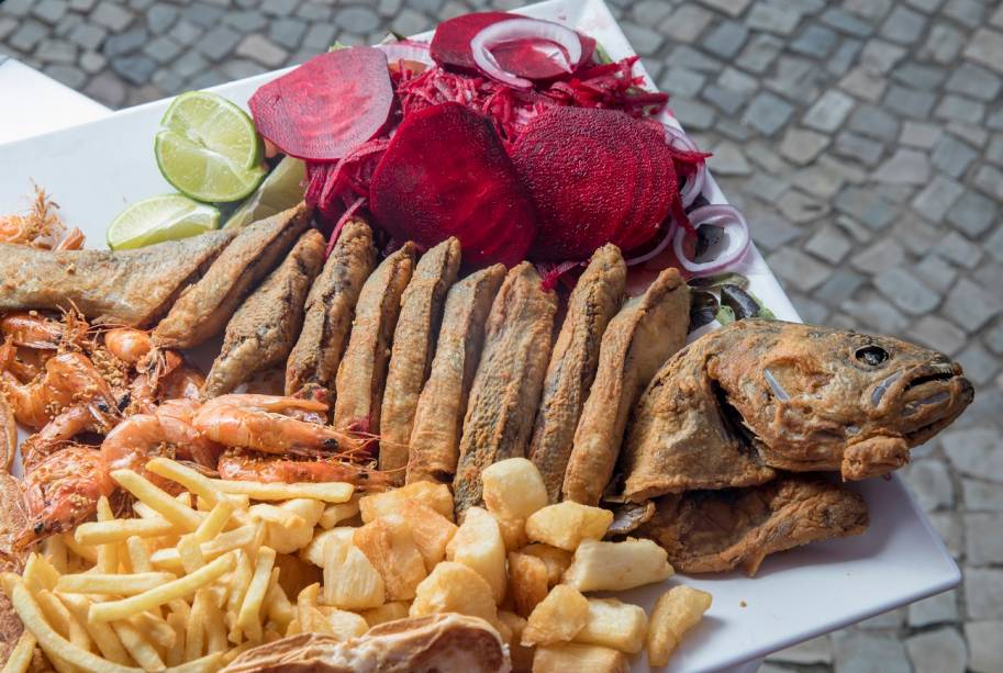 Anchova frita, salada e batata e aipim fritos