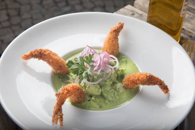 Ceviche de linguado servido com molho de coentro e espinafre, e camarões crocantes Ceviche de linguado servido com molho de coentro e espinafre, e camarões crocantes