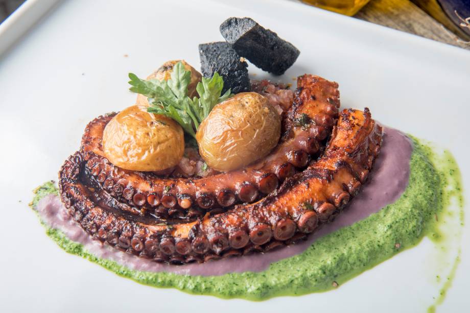 Polvo marinado com pimenta, molho de azeitona preta e de espinafre, batatas salteadas e carvão comestível Polvo marinado com pimenta, molho de azeitona preta e de espinafre, batatas salteadas e carvão comestível