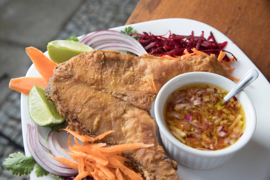 Pescada maranhense com molho vinagrete e salada Pescada maranhense com molho vinagrete e salada