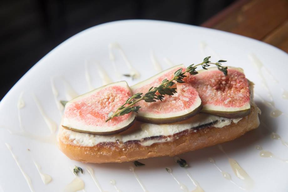 Bruschetta de figo com queijo cremoso em fio de mel e tomilho