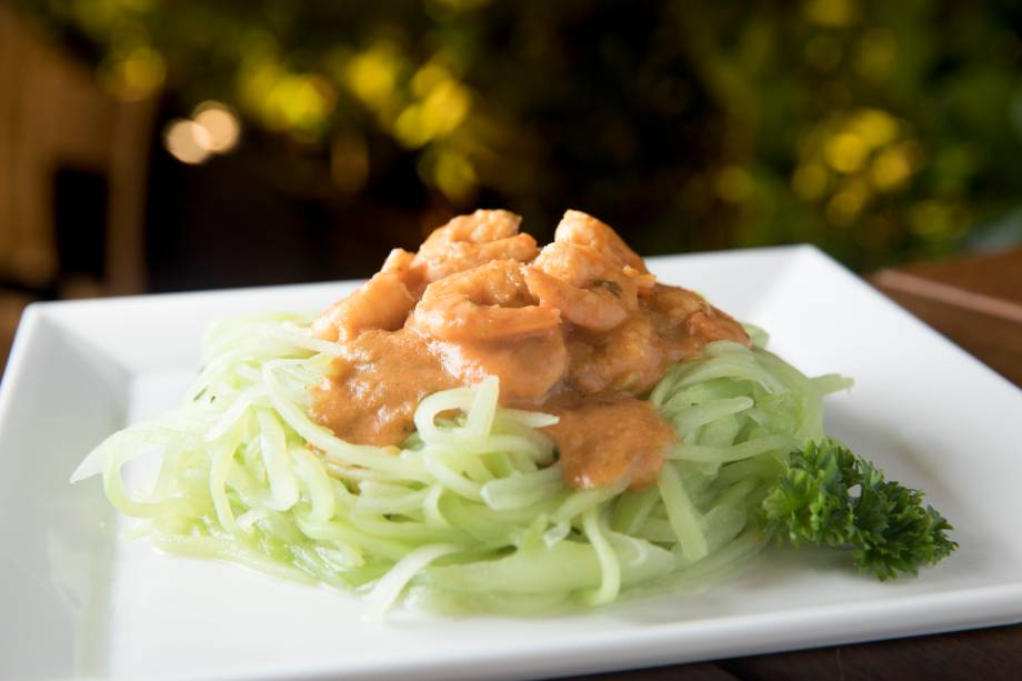 Espaguete de chuchu com molho de camarão Espaguete de chuchu com molho de camarão