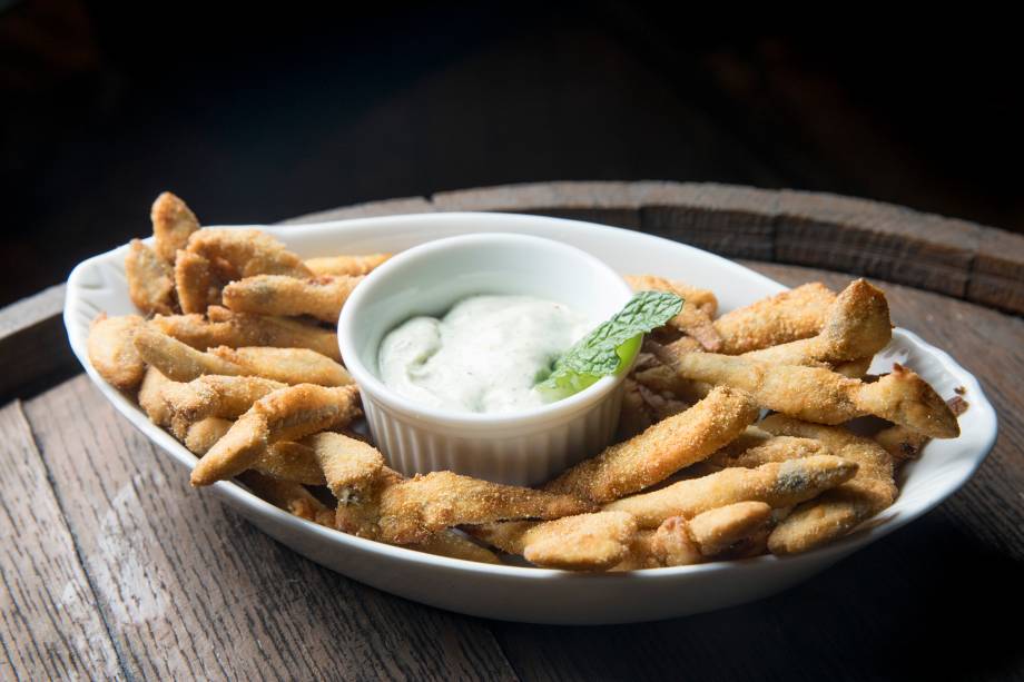 Manjubinha crocante com molho de hortelã Manjubinha crocante com molho de hortelã