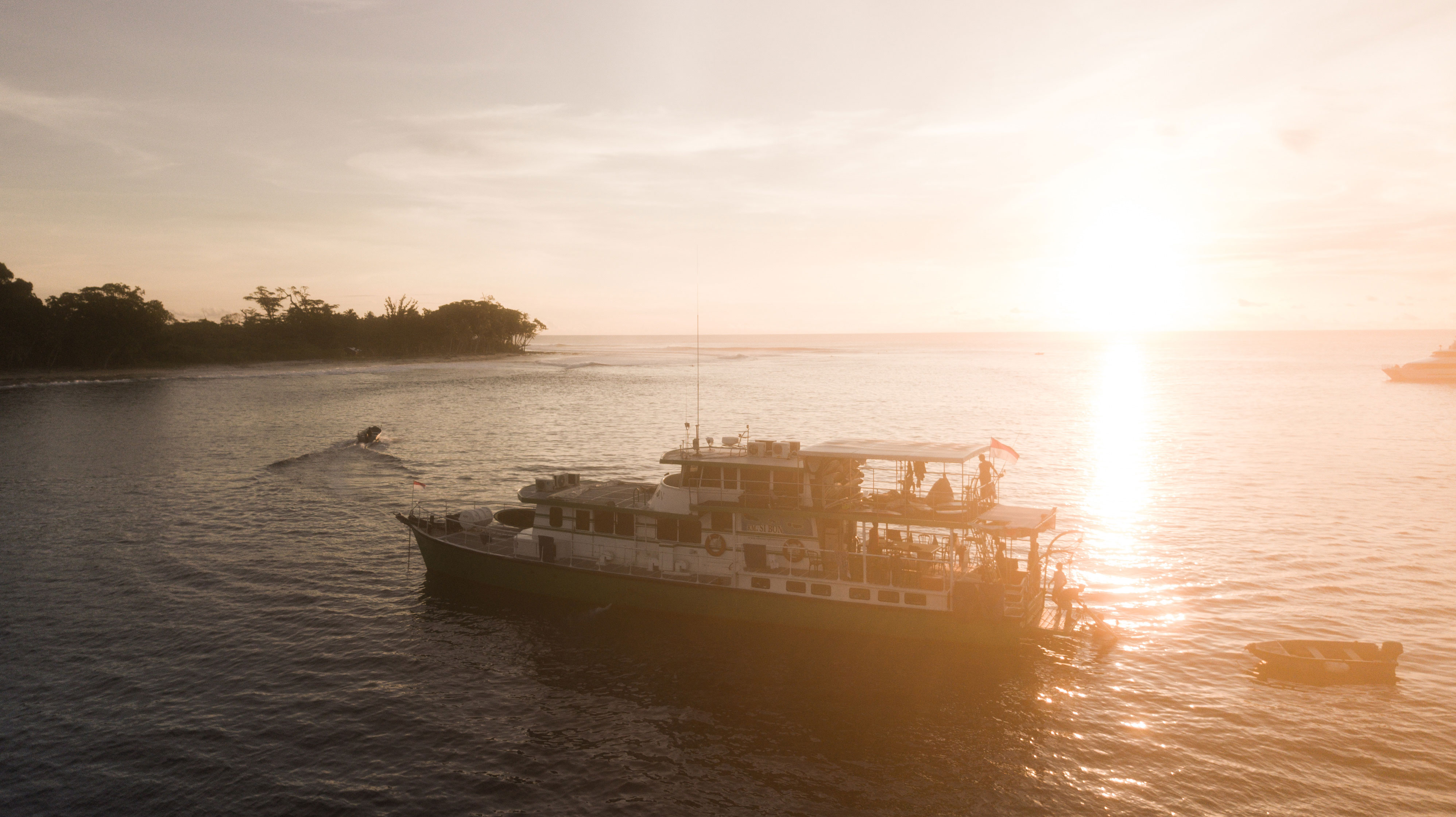Cerveja Praya lança barco dedicado ao surfe na Indonésia