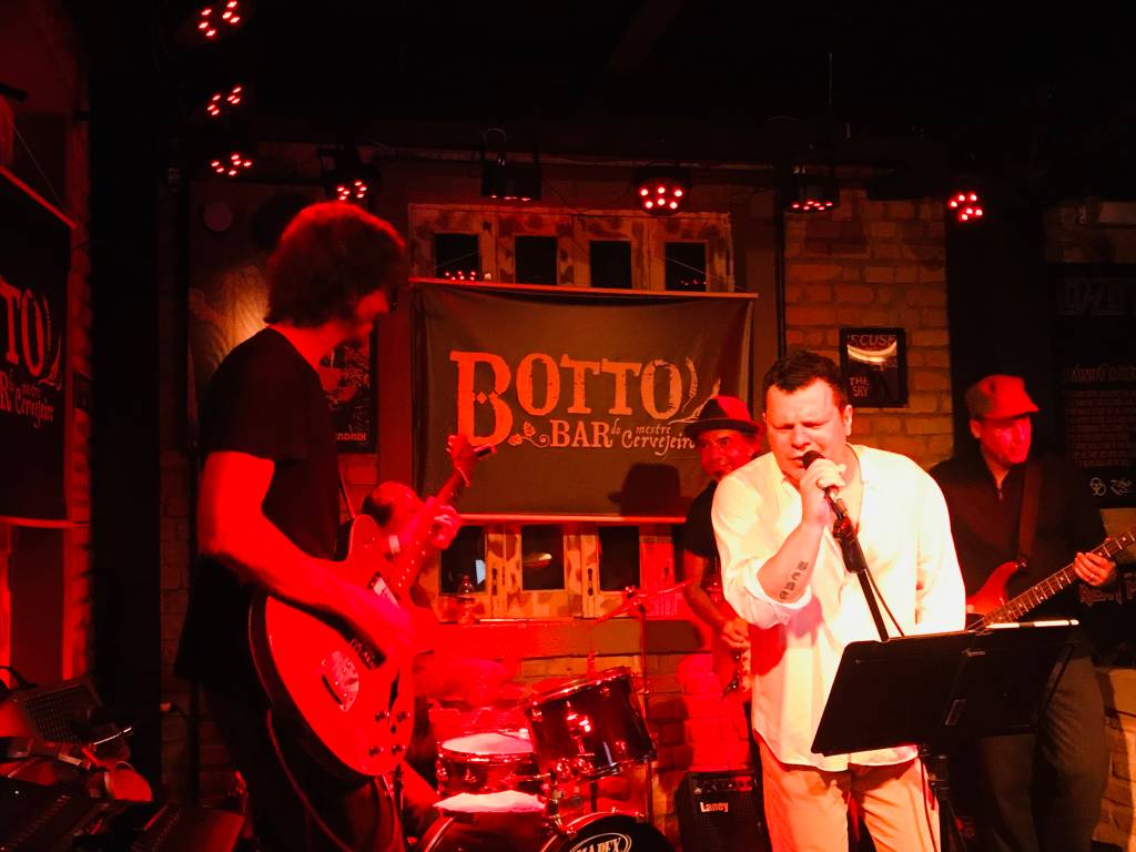 Toni Platão se apresenta no Botto Bar nesta terça (27)