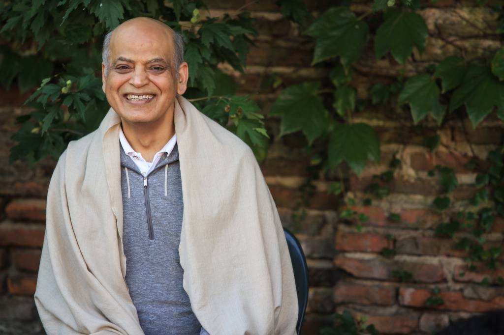 Mestre de yoga Krishanji chega ao Brasil para palestra e retiro