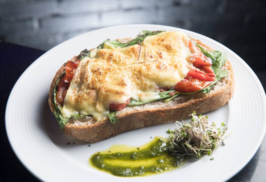 Tartine de espinafre com tomate confit e queijo da Serra da Canastra