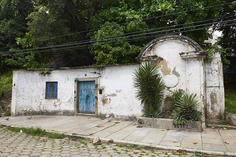 CHAFARIZ DO LAGARTO (1786): No Catumbi, a obra de Mestre Valentim, um dos mais importantes escultores brasileiros do século XVIII, foi ocupada há oito anos por uma moradora de rua. CHAFARIZ DO LAGARTO (1786): No Catumbi, a obra de Mestre Valentim, um dos mais importantes escultores brasileiros do século XVIII, foi ocupada há oito anos por uma moradora de rua.