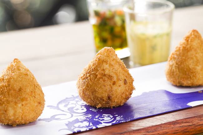 Bagatelle_Les Coxinha de Janine (mini coxinha de galeto assado e shitake acompanhada de molho béarnaise e vinagrete da casa)_Foto Pati Barreto (11) Bagatelle_Les Coxinha de Janine (mini coxinha de galeto assado e shitake acompanhada de molho béarnaise e vinagrete da casa)_Foto Pati Barreto (11)