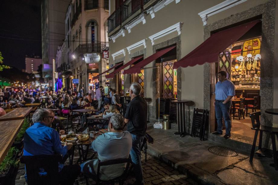 Bar Léo: salão à moda antiga e varanda disputada na happy hour