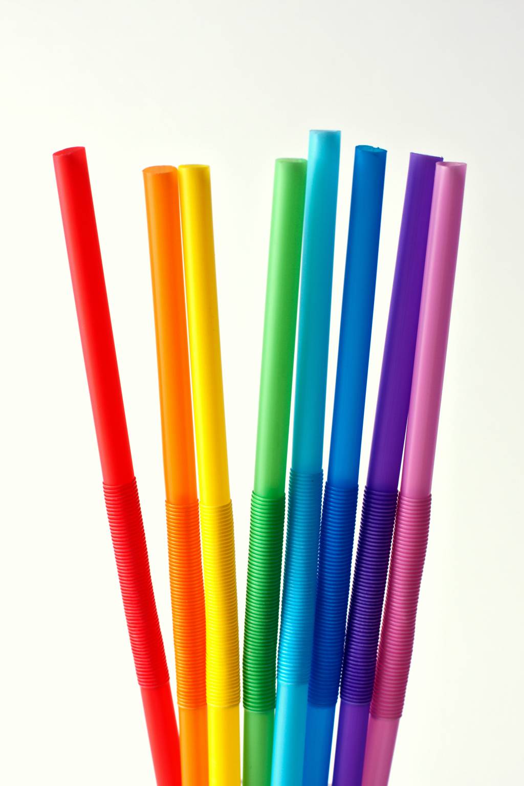 Eight drinking straws in rainbow colors canudos plásticos