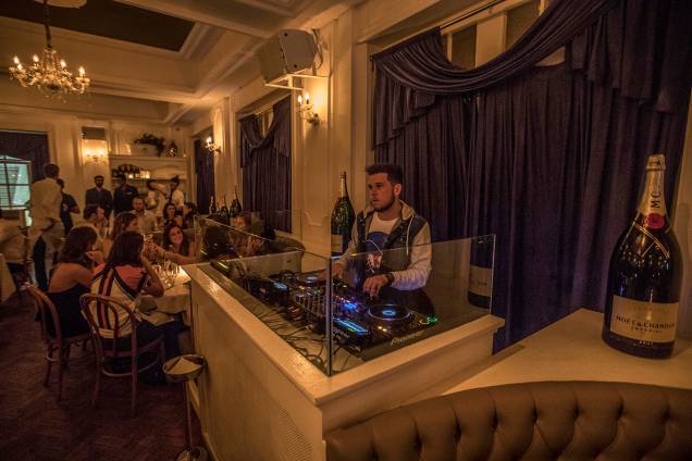 22h30: o DJ assume, e começa o esquenta 22h30: o DJ assume, e começa o esquenta