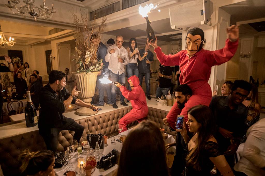 Bagatelle desponta na noite carioca com direito a garçons fantasiados