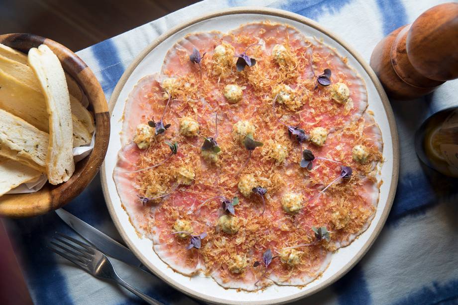 Carpáccio de rosbife ao molho de mostarda e cebola crocante Carpáccio de rosbife ao molho de mostarda e cebola crocante