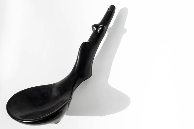 › Obra sem nome. A escultura da série Morfológicas tem inspiração surrealista evidenciada pela forma como mescla partes do corpo humano. Feita em 2014, foi um dos últimos trabalhos de Tunga. › Obra sem nome. A escultura da série Morfológicas tem inspiração surrealista evidenciada pela forma como mescla partes do corpo humano. Feita em 2014, foi um dos últimos trabalhos de Tunga.