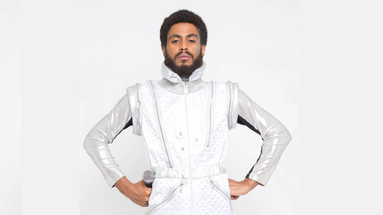 O ator Icaro Silva usa roupa prateada