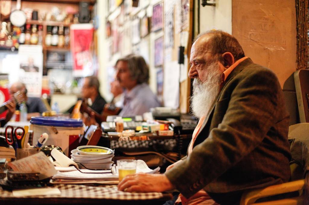 Vídeo: Chico Buarque pede colaborações para o bar Bip Bip, em Copacabana