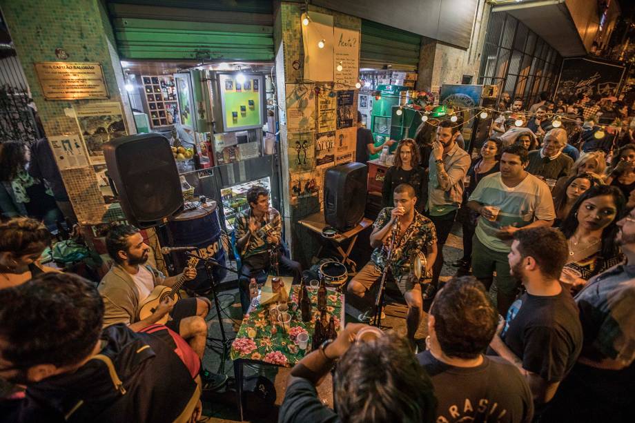 De quinta a domingo, o bar recebe músicos para apresentações ao vivo