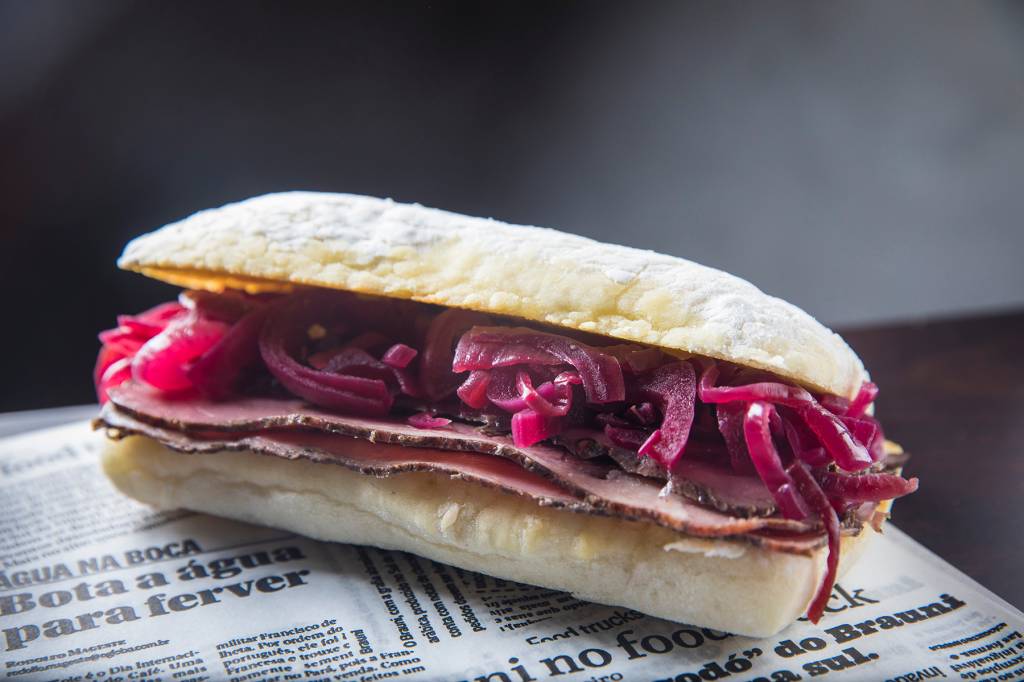 Brauni; sanduíche de pastrami Brauni; sanduíche de pastrami