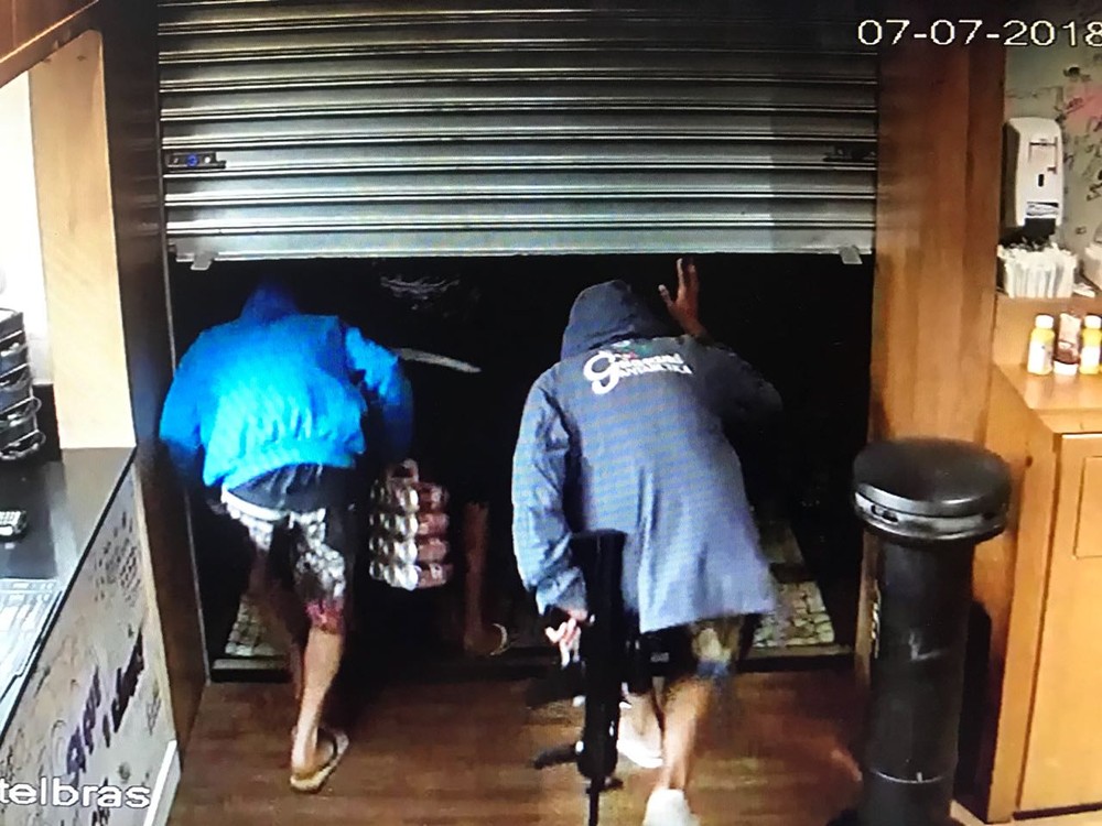 Armados com fuzis, homens assaltam a lanchonete B de Burguer