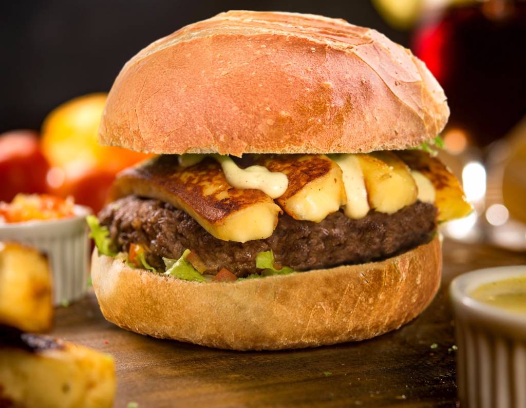 Hamburgueria comemora aniversário com batatas chips grátis