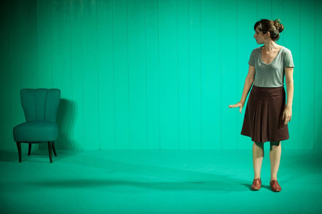 Crítica: Amanda Lyra prende atenção em dramático solo sobre a vida real