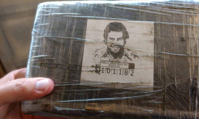 PF apreende frascos de cocaína com foto de Pablo Escobar