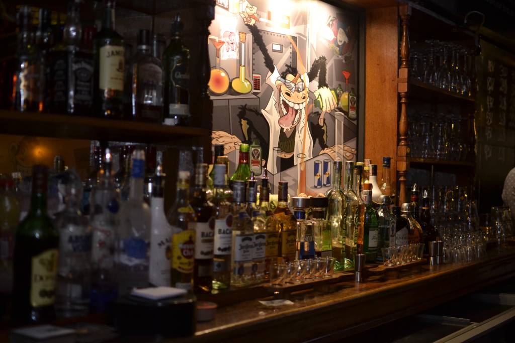 Macaco Caolho completa um ano com nova carta de drinques