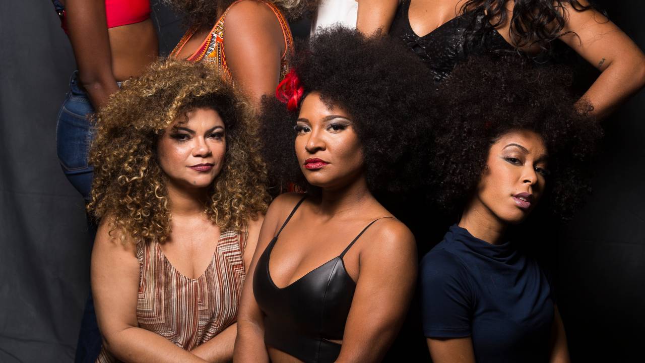 Sete atrizes do musical Elza posando para a foto