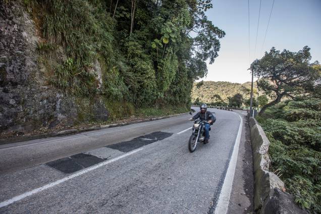 Subida (Km 84) - Remendo inadequado para a pista de concreto, o asfalto é só um paliativo: cede rapidamente sob o peso de ônibus e caminhões. No mesmo trecho, muretas destruídas por batidas aumentam os riscos para os motoristas e evidenciam o descaso. Em uma via com preços de pedágio a partir de 12,40 reais, a manutenção deixa a desejar Subida (Km 84) - Remendo inadequado para a pista de concreto, o asfalto é só um paliativo: cede rapidamente sob o peso de ônibus e caminhões. No mesmo trecho, muretas destruídas por batidas aumentam os riscos para os motoristas e evidenciam o descaso. Em uma via com preços de pedágio a partir de 12,40 reais, a manutenção deixa a desejar