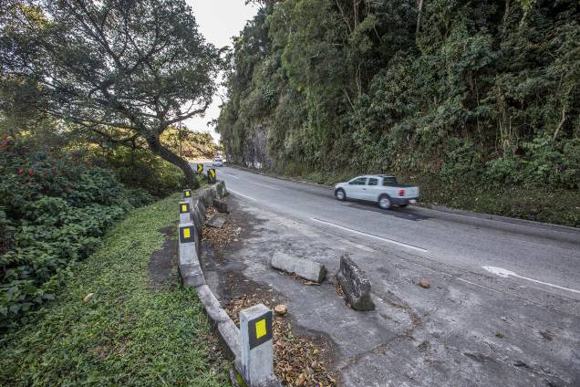 Subida (Km 84) - Além de serem poucos, os acostamentos não apresentam bom estado de conservação. Próximo do Mirante do Cristo, blocos de concreto abandonados dificultam a parada dos veículos. Subida (Km 84) - Além de serem poucos, os acostamentos não apresentam bom estado de conservação. Próximo do Mirante do Cristo, blocos de concreto abandonados dificultam a parada dos veículos.