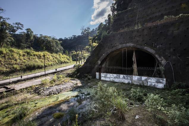 Descida (Km 92) - Buraco sem saída: o que seria o final do maior túnel do Rio de Janeiro, com 5 quilômetros de extensão, virou um pântano. Descida (Km 92) - Buraco sem saída: o que seria o final do maior túnel do Rio de Janeiro, com 5 quilômetros de extensão, virou um pântano.