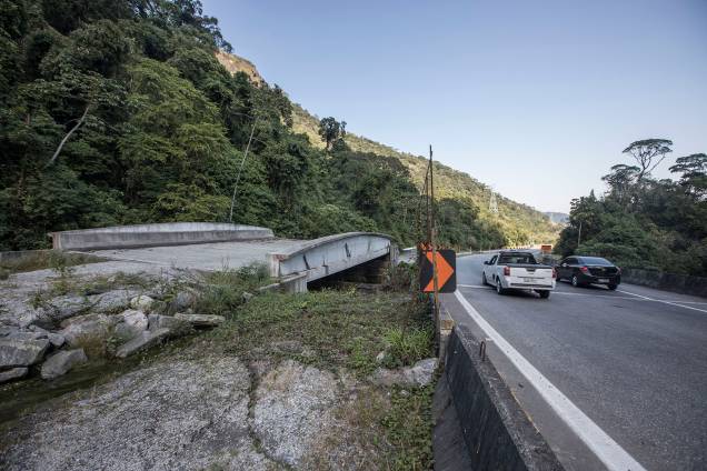Descida (Km 92) - Trechos fechados da NSS se confundem com a via em diversos pontos da descida. Ao todo, foram gastos 500 milhões de reais em obras inacabadas. Descida (Km 92) - Trechos fechados da NSS se confundem com a via em diversos pontos da descida. Ao todo, foram gastos 500 milhões de reais em obras inacabadas.