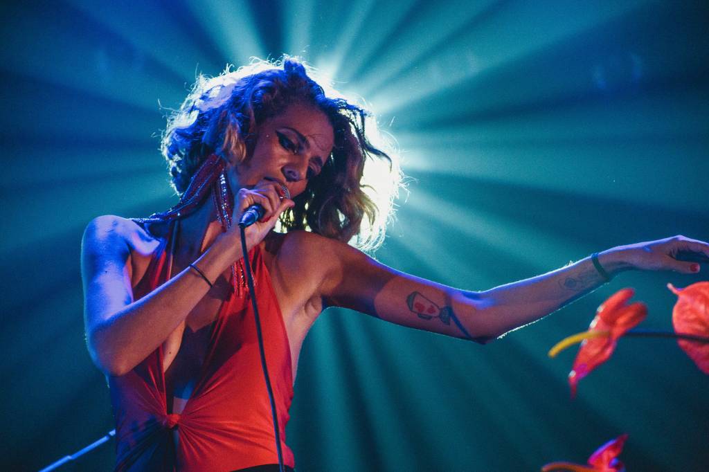 Letrux vira madrinha de Festival da Canção da Aliança Francesa