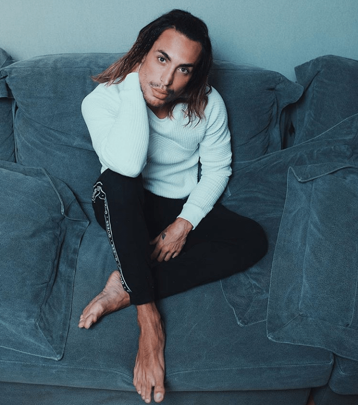 Influenciador digital é acusado de vender bolsas falsificadas