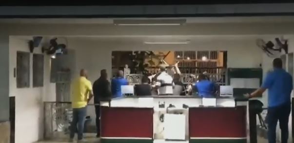 Torcedores do Fluminense tentam invadir a sede do clube