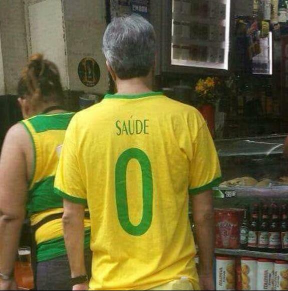 Torcedor protesta com camisa verde e amarela: saúde 0