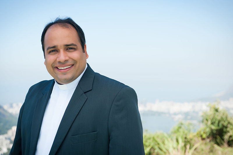Padre Omar - Cristo - crise - caixa - manutenção