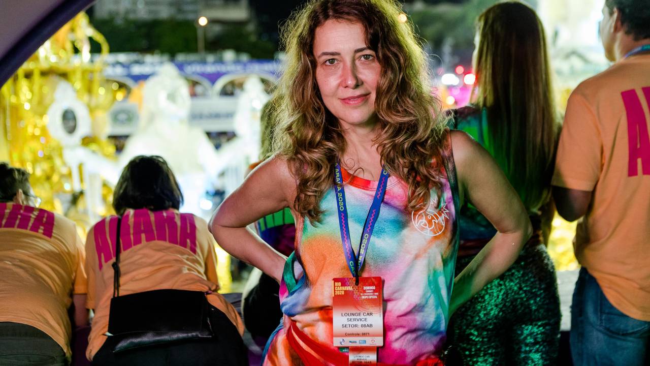 Adriana Varejão no camarote Arara na Avenida, na Sapucaí, com as mãos na cintura