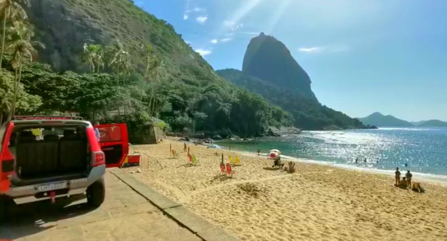 Vídeo: Corpo de Bombeiros faz apelo para que cariocas saiam das praias