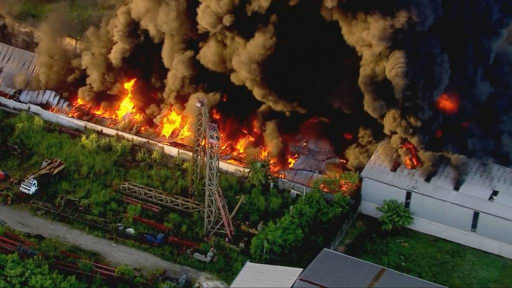 Incêndio atinge dois galpões em Duque de Caxias