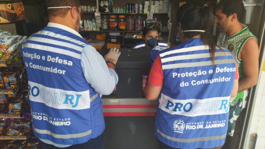 Quarentena: Procon e Policial Civil autuam lojas com preços abusivos