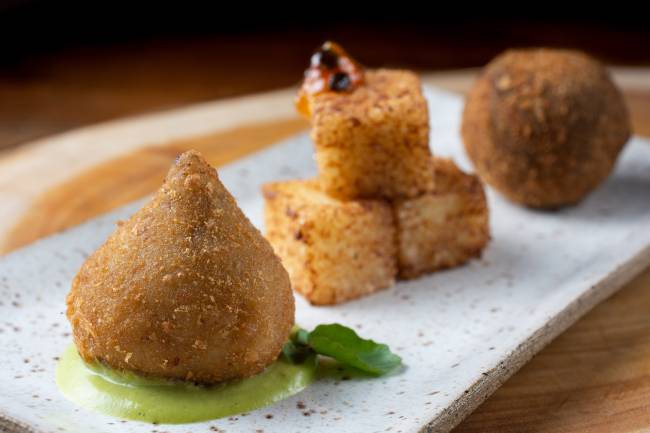 Malu Mello – Trio Brasileirinho – Coxinha de rabada, dadinho de tapioca, bolinho de feijoda – Crédito Lipe Borges (1) Malu Mello – Trio Brasileirinho – Coxinha de rabada, dadinho de tapioca, bolinho de feijoda – Crédito Lipe Borges (1)