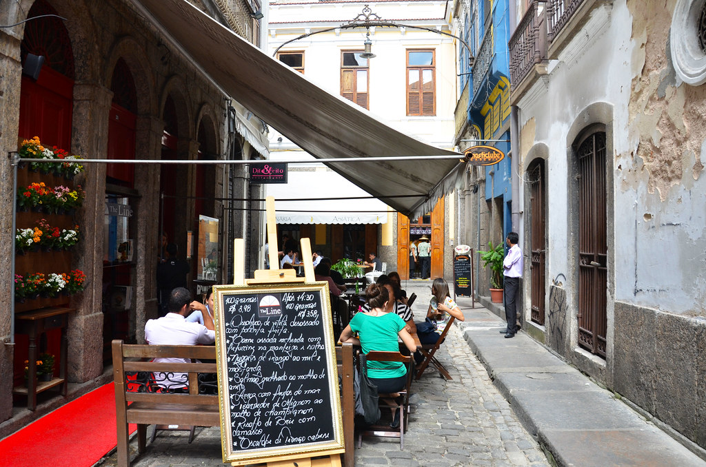 A imagem mostra estabelecimentos no Centro com mesas na calçada