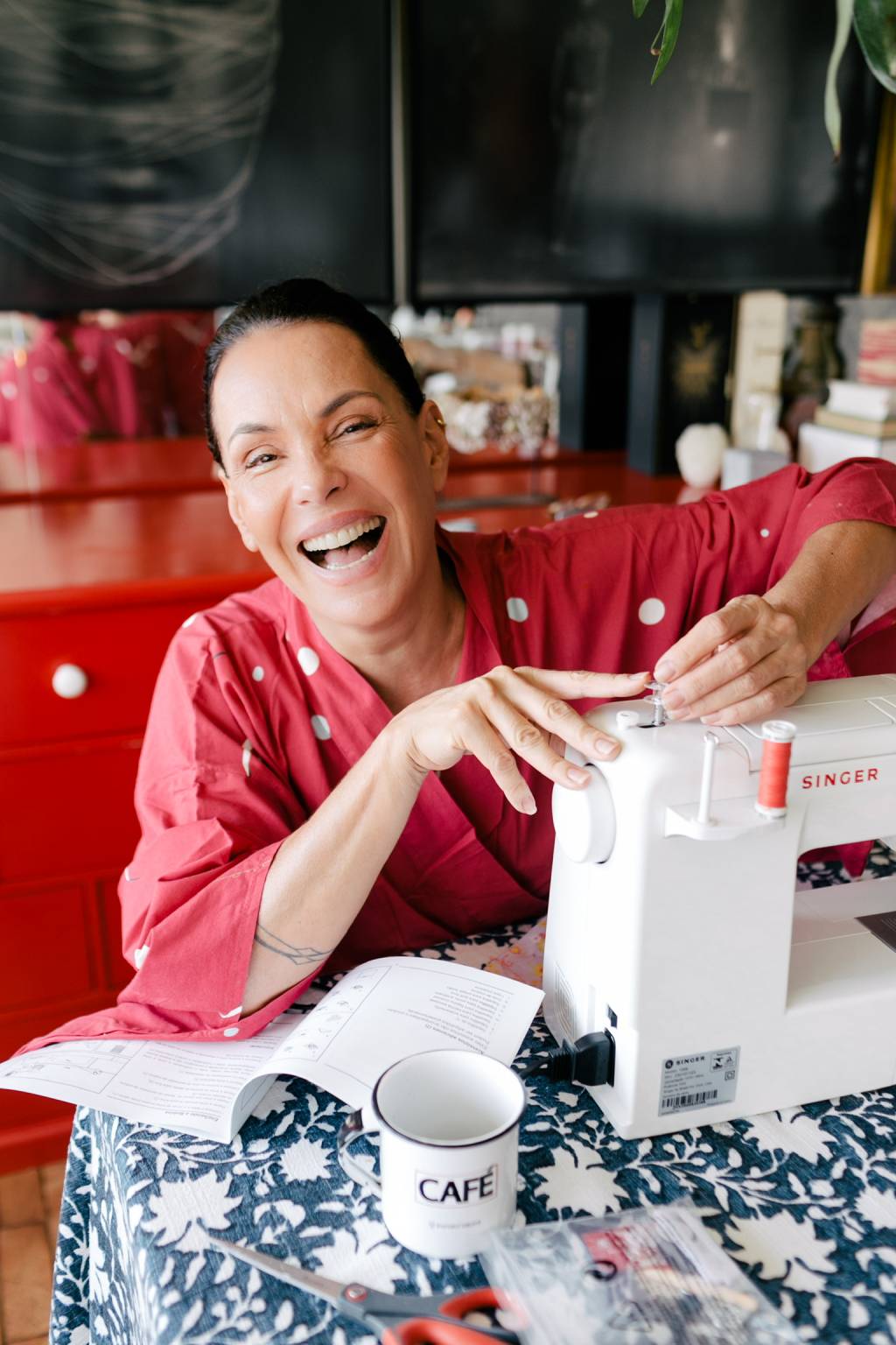 Carolina Ferraz em versão YouTuber: ‘Agora sou dona do meu nariz’