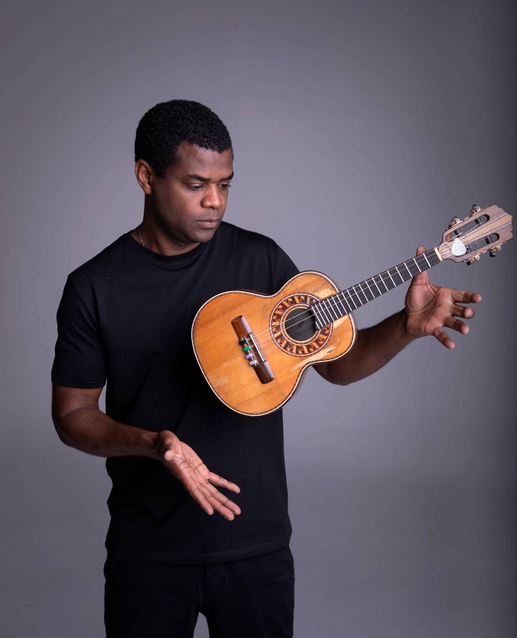 Pretinho da Serrinha denuncia preconceito em laboratório; dona se defende