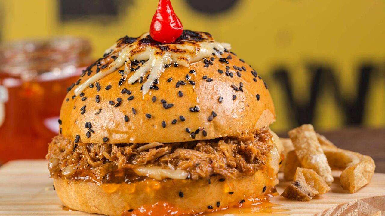 Vulcano: sanduíches gratinados com queijo estão no cardápio do rock